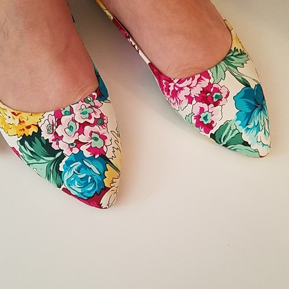 Gold Toe Floral Shoes - Picture 3 of 7
